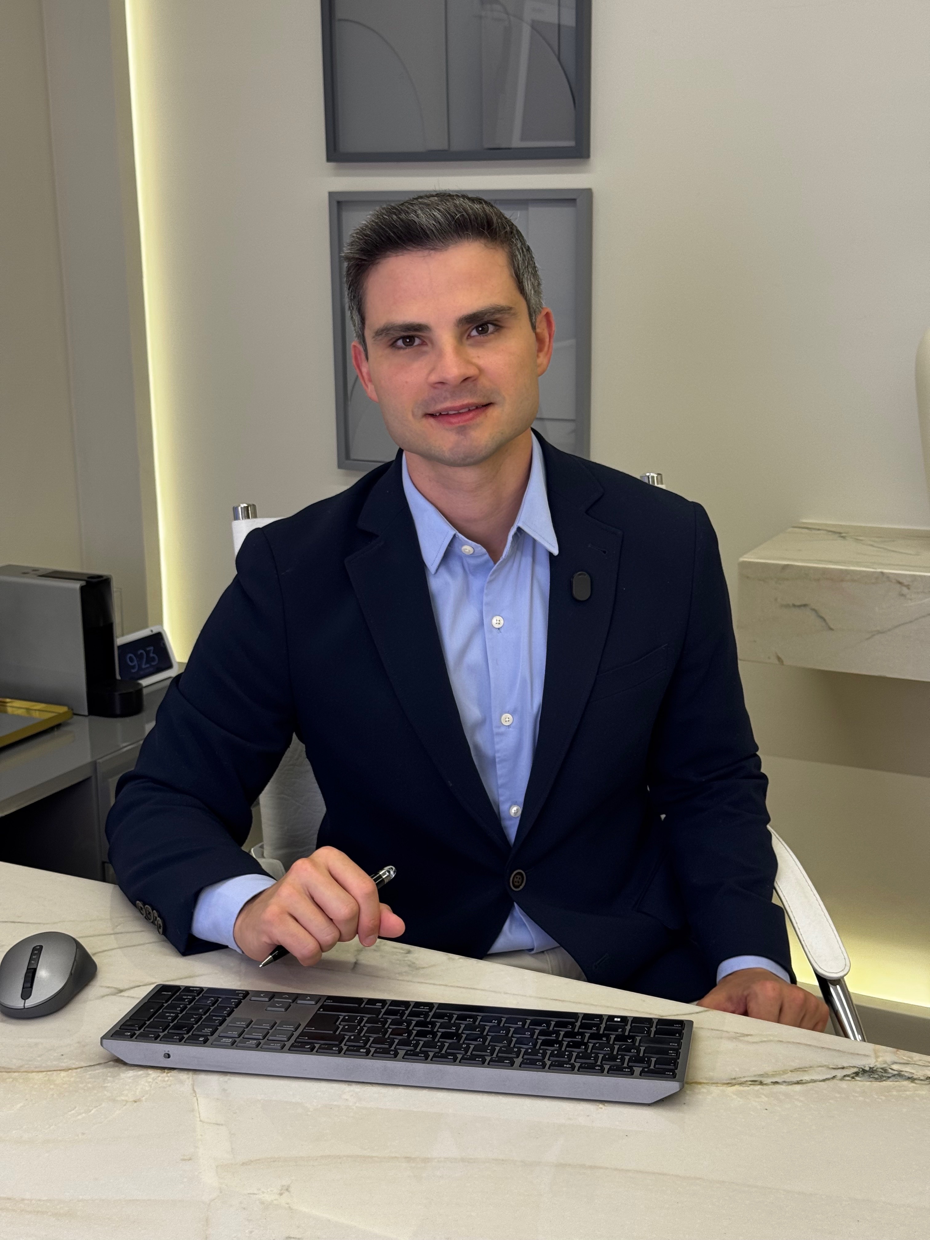 Dr. Milton Agrizzi David, médico oftalmologista, no consultório