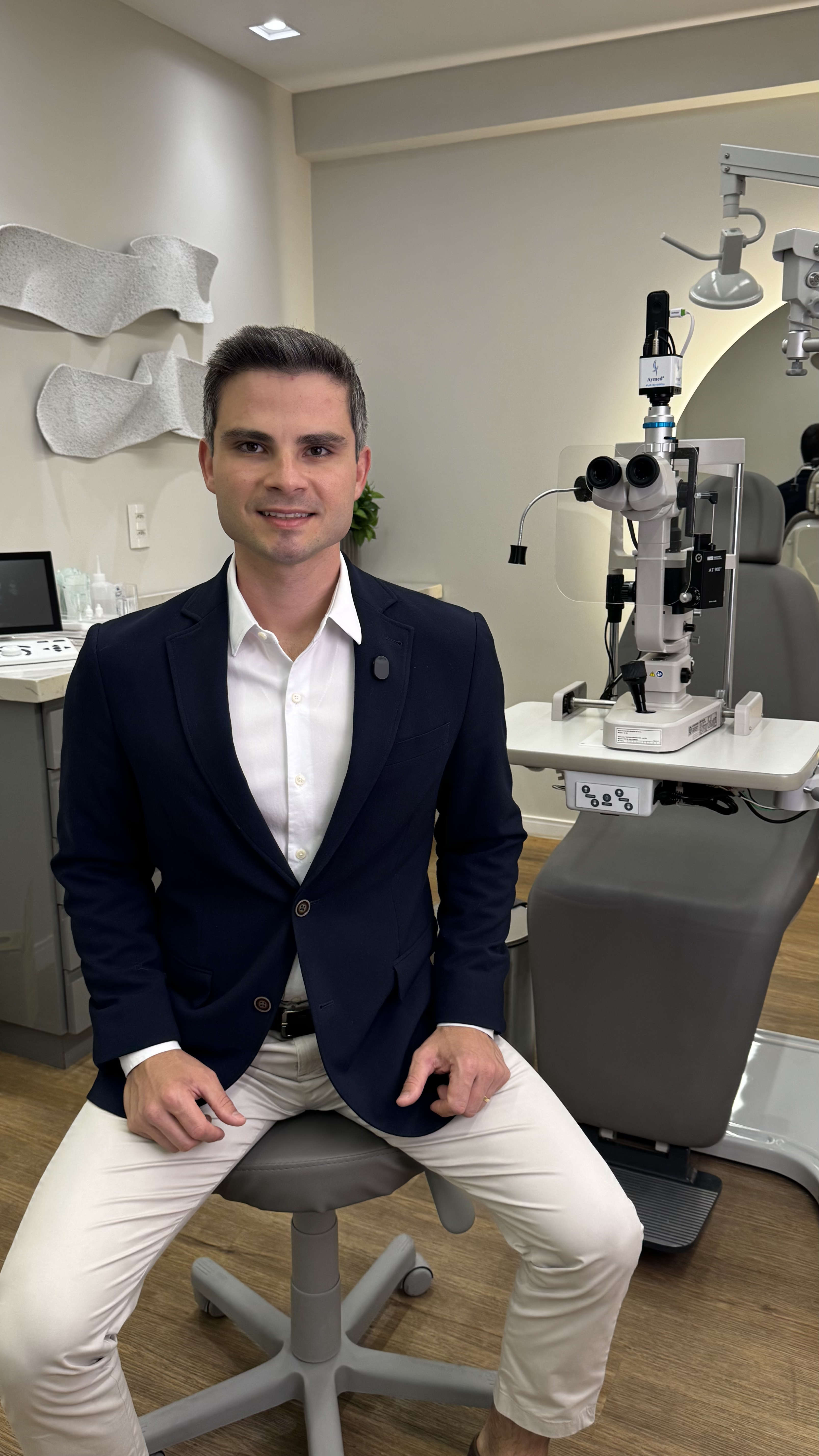 Dr. Milton Agrizzi David no consultório